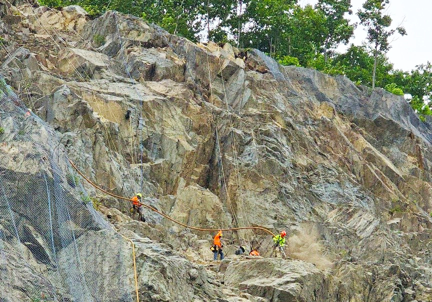 EIV Workers working on the Ledge Stabilization project in Fairlee, VT in Aug 2024